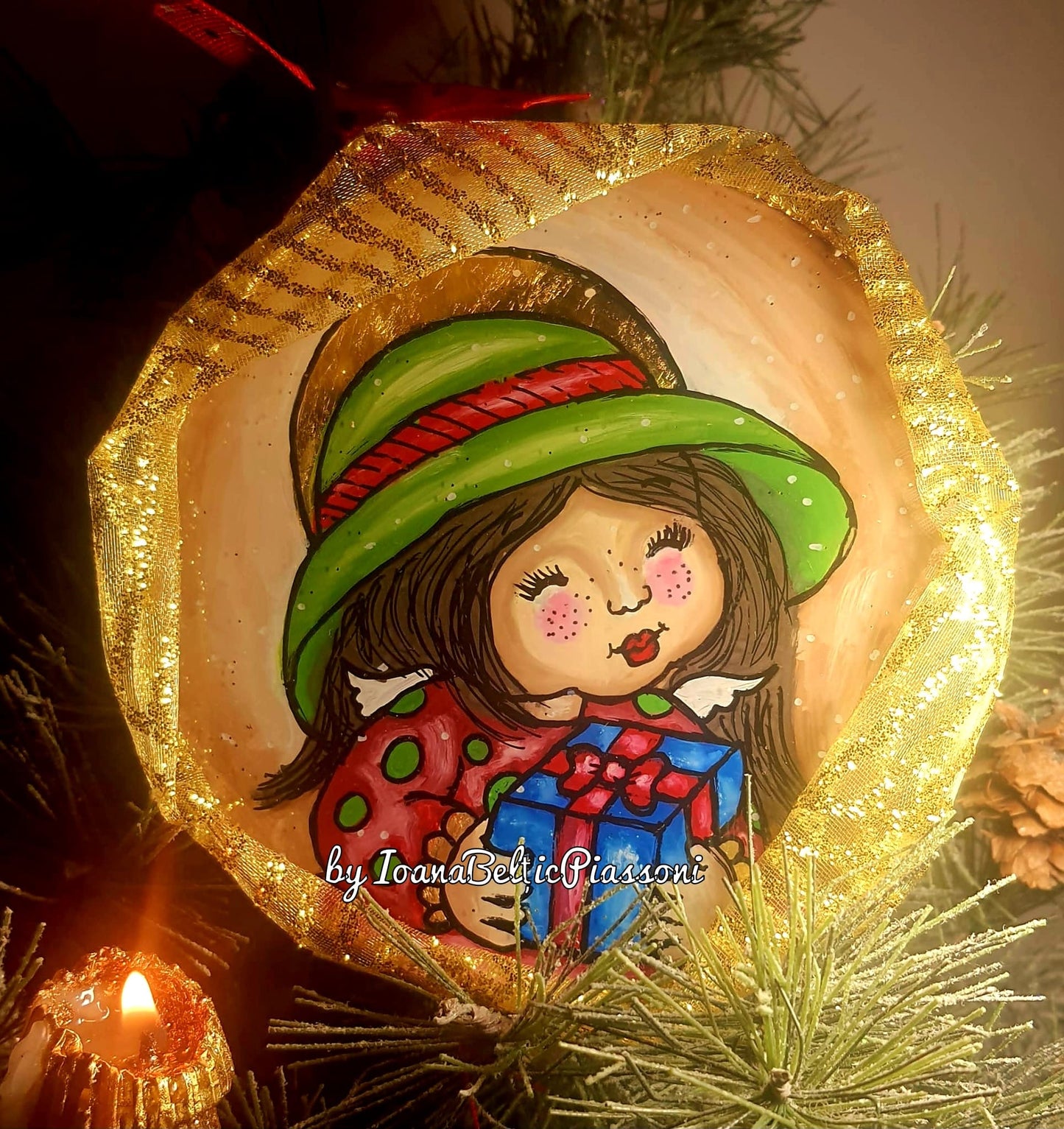 Warmth and gifts:the magic of christmas in a glass