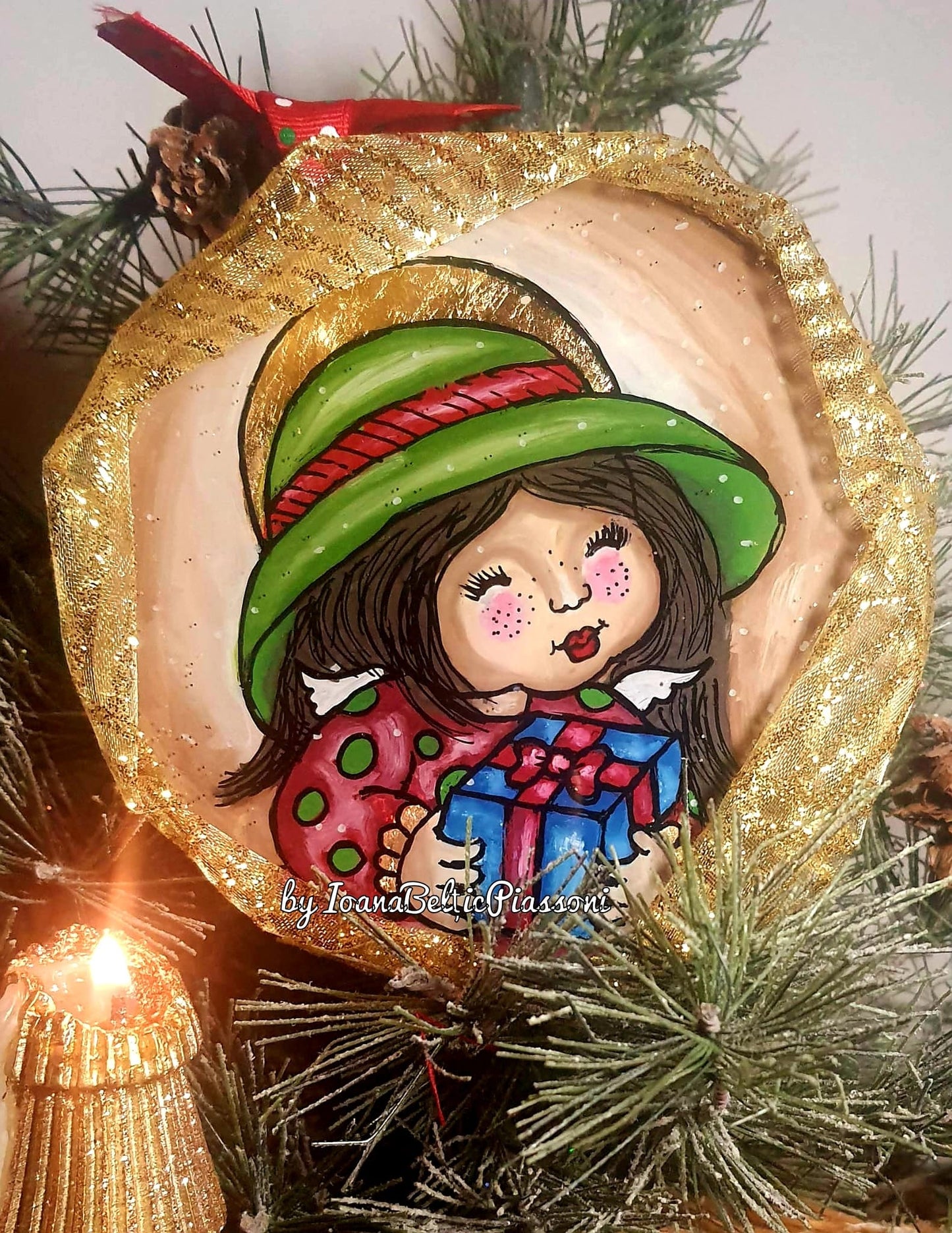 Warmth and gifts:the magic of christmas in a glass